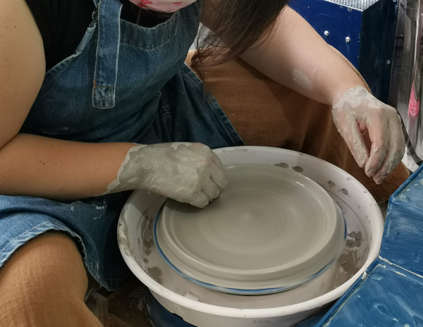 Haz piezas con técnicas manuales o en torno